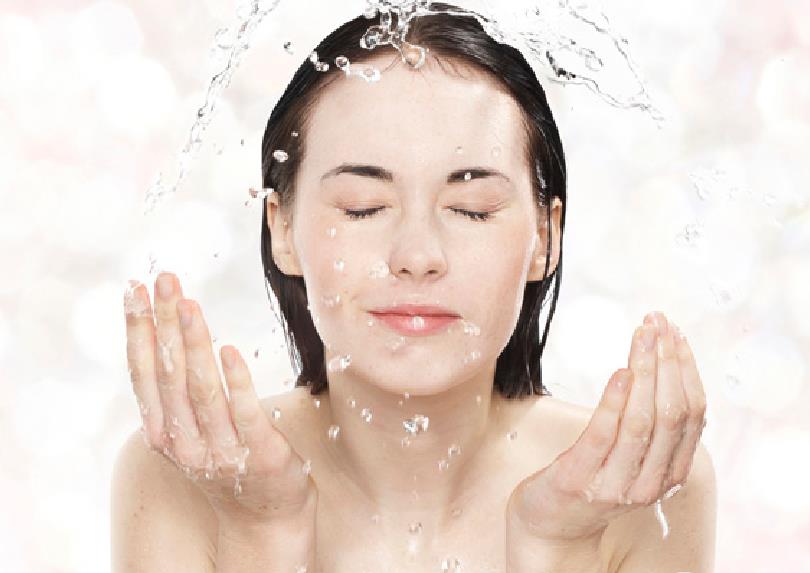 脸上长痘痘是什么原因:揭让脸上疯狂长痘6大原因 脸上长痘痘是什么原因:揭让脸上疯狂长痘6大原因