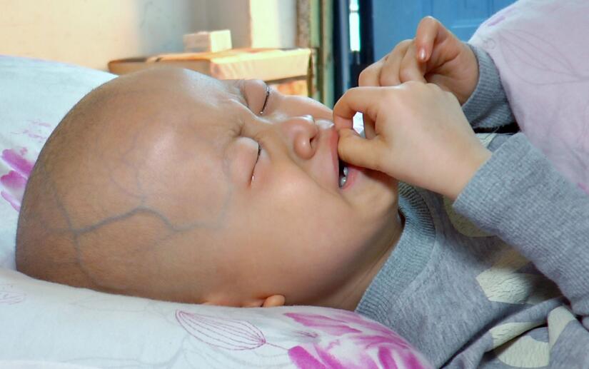 重病被父抛弃的孩子：10小时获捐百万，今日上北京