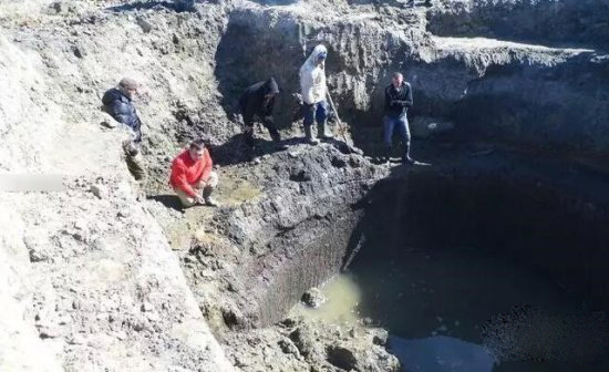 村民打水井挖到一石头！竟一夜暴富（组图）