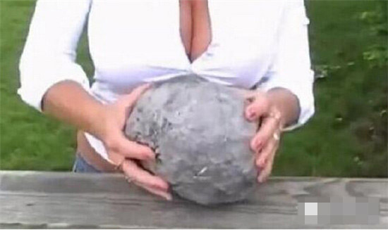 村民打水井挖到一石头！竟一夜暴富（组图）