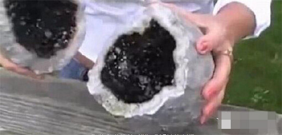 村民打水井挖到一石头！竟一夜暴富（组图）