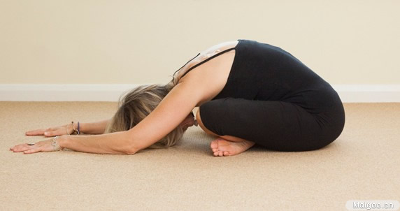 瑜伽轻松在家练:瑜伽十式让你轻松拥有好睡眠(图) 瑜伽轻松在家练:瑜伽十式让你轻松拥有好睡眠(图)