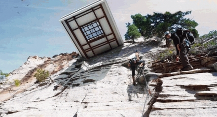 这座房子建在了悬崖上 走近一看太震撼了（图）