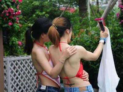 女人现在很少穿肚兜内衣竟和这有关：穿肚兜女人图片