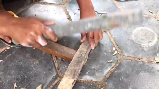 小孩自制捕鱼神器 竟意外捉到一大家伙（图）