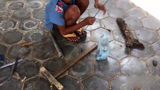 小孩自制捕鱼神器 竟意外捉到一大家伙（图）