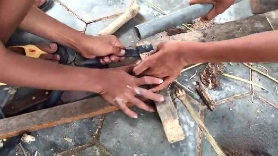 小孩自制捕鱼神器 竟意外捉到一大家伙（图）