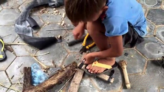 小孩自制捕鱼神器 竟意外捉到一大家伙（图）