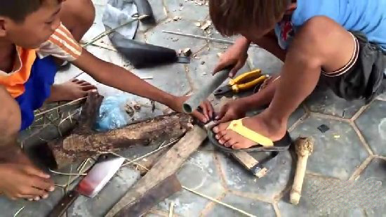 小孩自制捕鱼神器 竟意外捉到一大家伙（图）