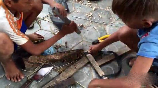 小孩自制捕鱼神器 竟意外捉到一大家伙（图）