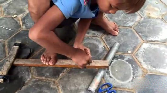 小孩自制捕鱼神器 竟意外捉到一大家伙（图）