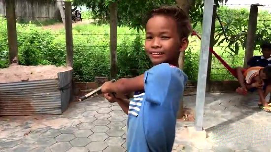 小孩自制捕鱼神器 竟意外捉到一大家伙（图）