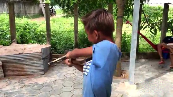 小孩自制捕鱼神器 竟意外捉到一大家伙（图）