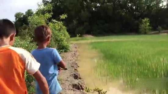 小孩自制捕鱼神器 竟意外捉到一大家伙（图）