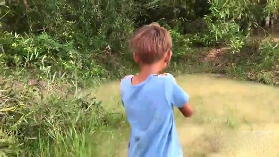 小孩自制捕鱼神器 竟意外捉到一大家伙（图）