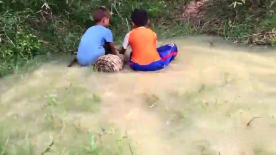 小孩自制捕鱼神器 竟意外捉到一大家伙（图）