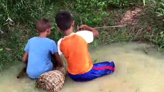 小孩自制捕鱼神器 竟意外捉到一大家伙（图）