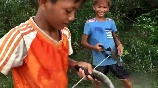 小孩自制捕鱼神器 竟意外捉到一大家伙（图）