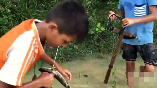 小孩自制捕鱼神器 竟意外捉到一大家伙（图）