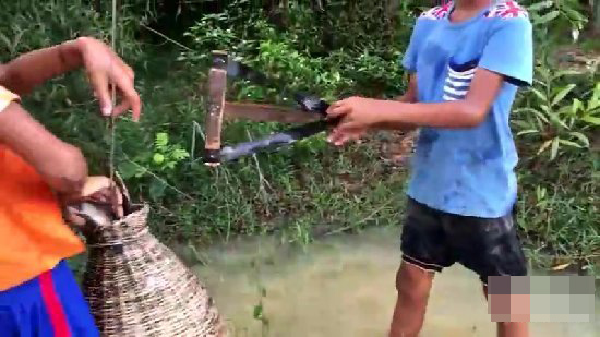 小孩自制捕鱼神器 竟意外捉到一大家伙（图）