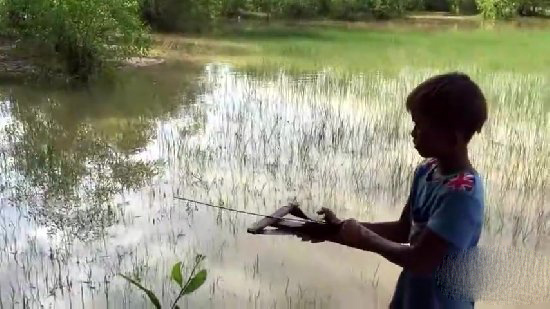 小孩自制捕鱼神器 竟意外捉到一大家伙（图）