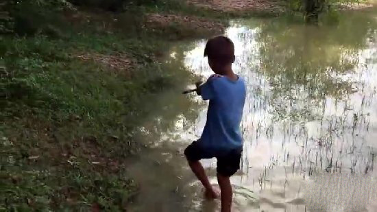 小孩自制捕鱼神器 竟意外捉到一大家伙（图）