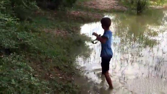 小孩自制捕鱼神器 竟意外捉到一大家伙（图）