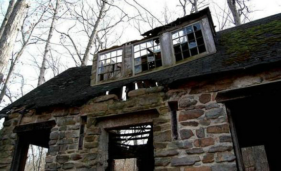 男子探险废弃小屋：实拍画面让众人惊讶（组图）