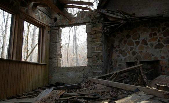 男子探险废弃小屋：实拍画面让众人惊讶（组图）