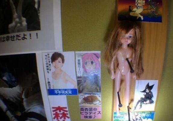 惊呆！日本一座废弃寺庙被挂满了内衣