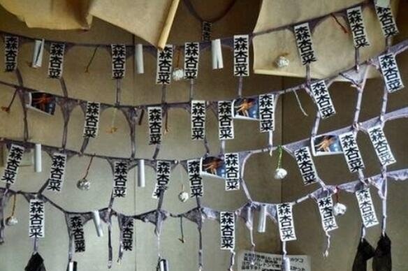 惊呆！日本一座废弃寺庙被挂满了内衣