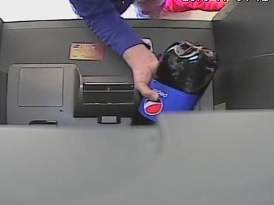 女子存款机倒可乐结果惊呆众人