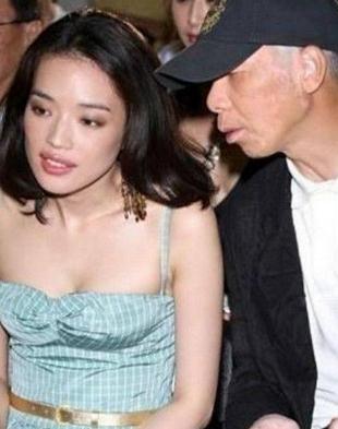 抓拍男明星偷瞄女星的瞬间：最后一张成亮点（图）