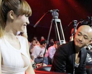 抓拍男明星偷瞄女星的瞬间：最后一张成亮点（图）