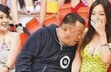 抓拍男明星偷瞄女星的瞬间：最后一张成亮点（图）