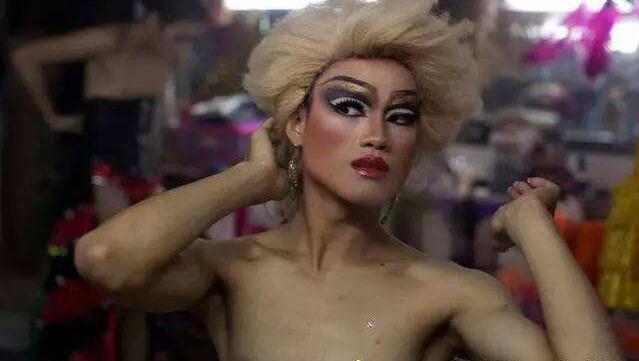 泰国人妖表演的尴尬：罕见泰国人妖表演秀画面（图）