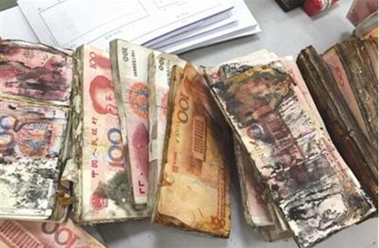 20万现金放床底3年成这样 银行员工看傻眼