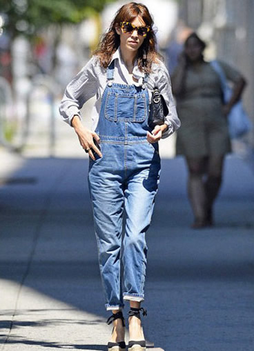 牛仔背带裤搭配:达人教你8种好看的牛仔背带裤搭配 牛仔背带裤搭配:达人教你8种好看的牛仔背带裤搭配