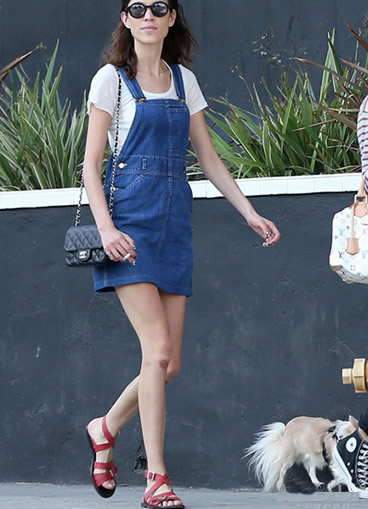 牛仔背带裤搭配:达人教你8种好看的牛仔背带裤搭配 牛仔背带裤搭配:达人教你8种好看的牛仔背带裤搭配