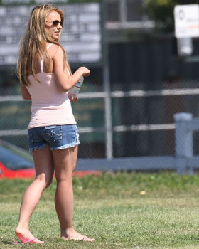 欧美牛仔短裤搭配：喜欢穿牛仔短裤十大欧美女星