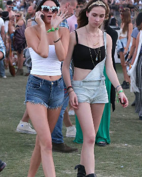 欧美牛仔短裤搭配：喜欢穿牛仔短裤十大欧美女星