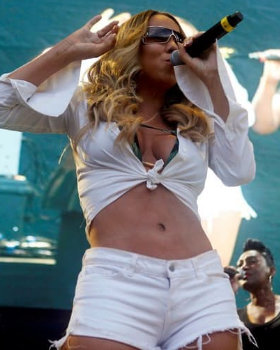 欧美牛仔短裤搭配：喜欢穿牛仔短裤十大欧美女星