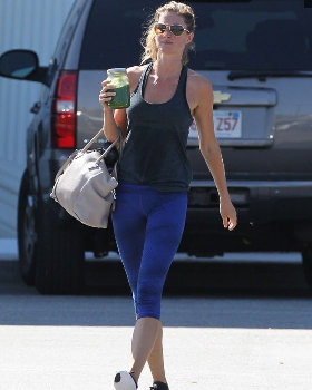 好莱坞喜欢穿瑜伽裤9位女星:看看悄喜欢哪个(图) 好莱坞喜欢穿瑜伽裤9位女星:看看悄喜欢哪个(图)