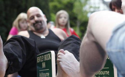 外国人就是会玩：20种世界上最奇葩的比赛（图文解析）