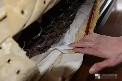 床垫睡了10年 掀开后全是这个全家人震惊了(图) 床垫睡了10年 掀开后全是这个全家人震惊了(图)