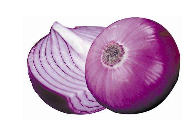 洋葱的功效与作用：女子把洋葱切片放在脚底变化惊人