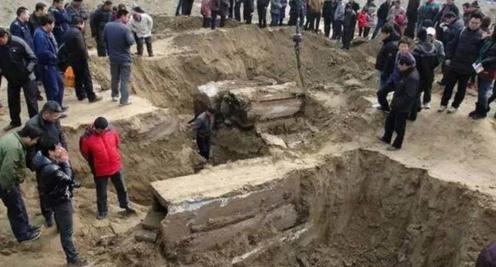 村民发现古墓看到魂瓶，吓得楞不让动（图）