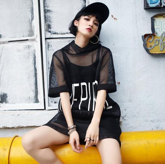 夏季女装印花中长T恤搭配：中长T恤引领时尚潮流