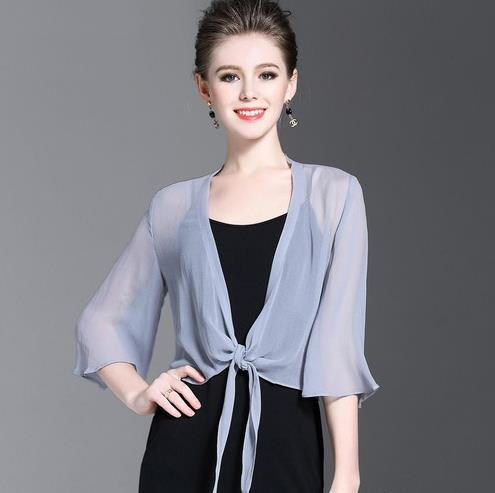 早秋薄外套搭配图片：女装外套增添秋日暖意