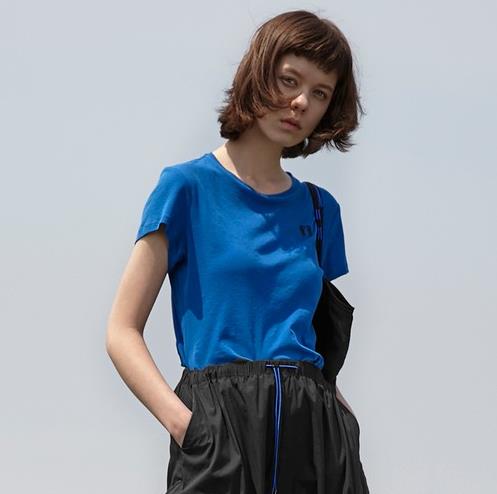 短裤怎么搭配圆领T恤：6种T恤搭配玩转多彩夏日 